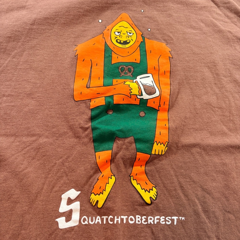 Gildan Squatchtoberfest Bigfoot Brown Graphic T-Shirt Mens Large‎ Short Sleeve